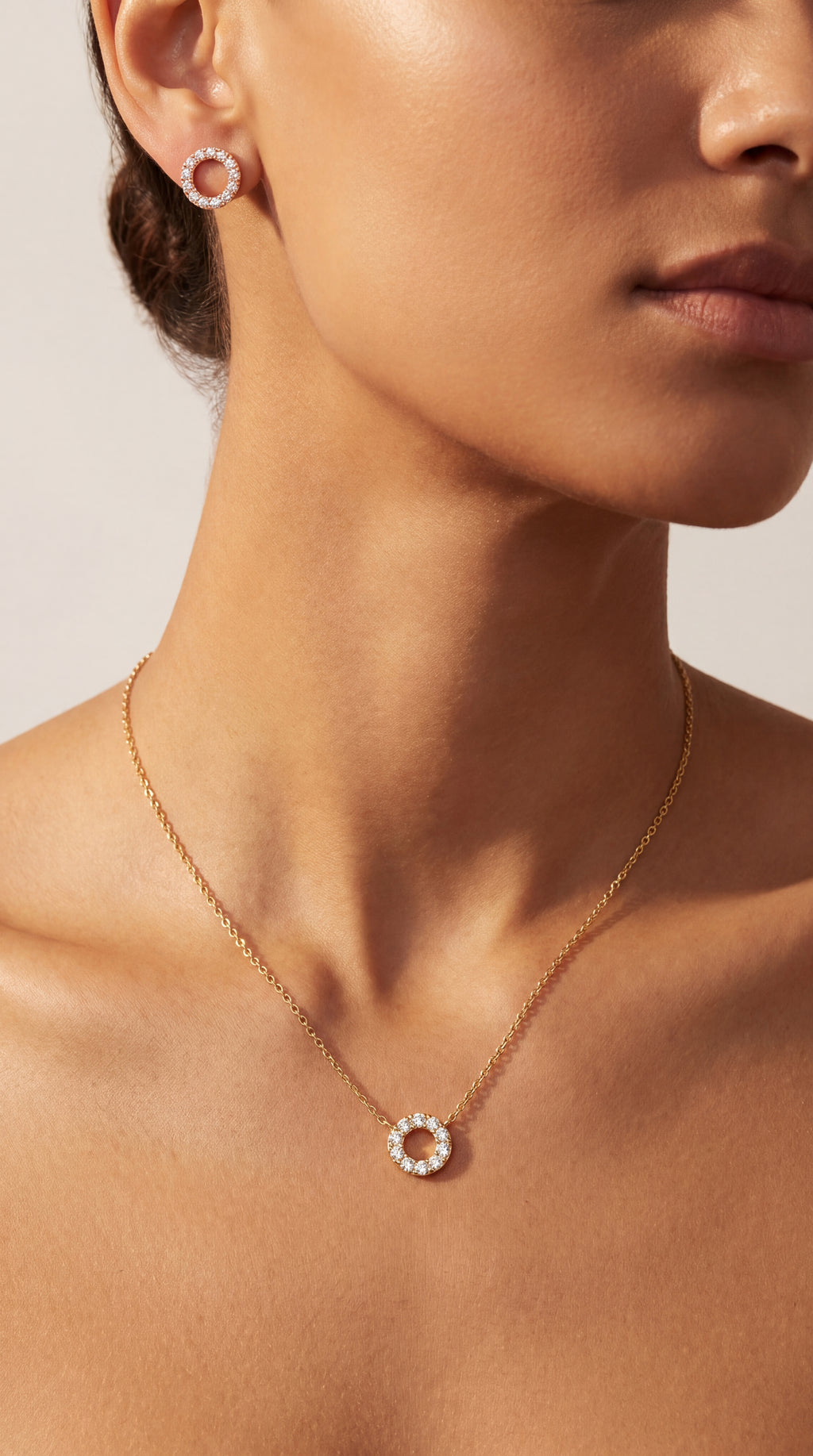 Model trägt VIDA Diamond Schmuckset in Goldoptik