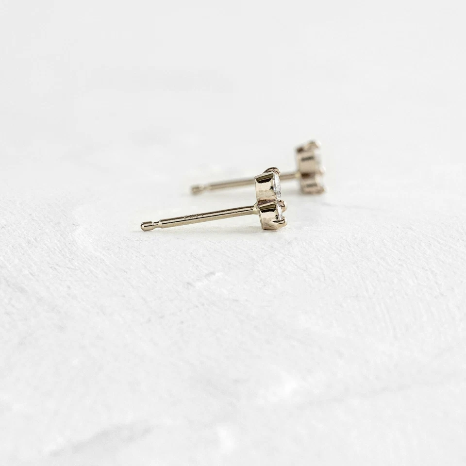 Begonia Diamant-Ohrstecker aus Silber mit floralem Design