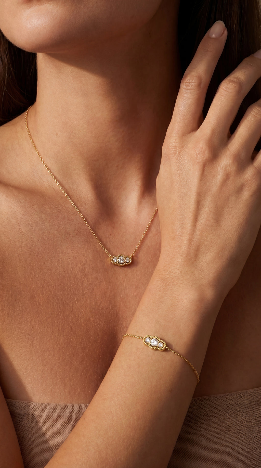 Frau trägt CAMELLIA HARA Schmuckset aus Gelbgold