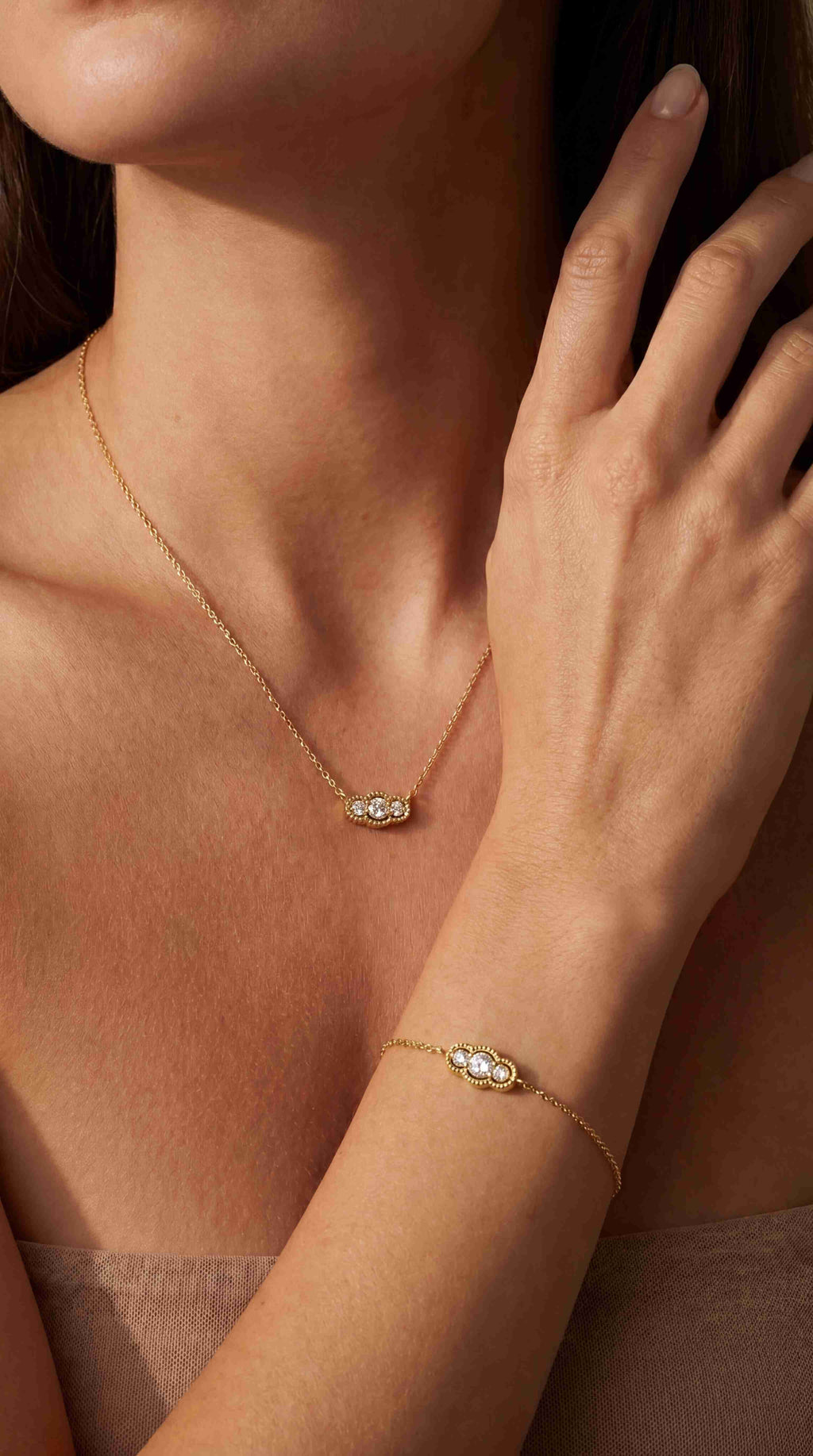 Frau trägt CAMELLIA HARA Schmuckset aus Gelbgold