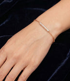 Goldarmband mit Diamanten am Handgelenk