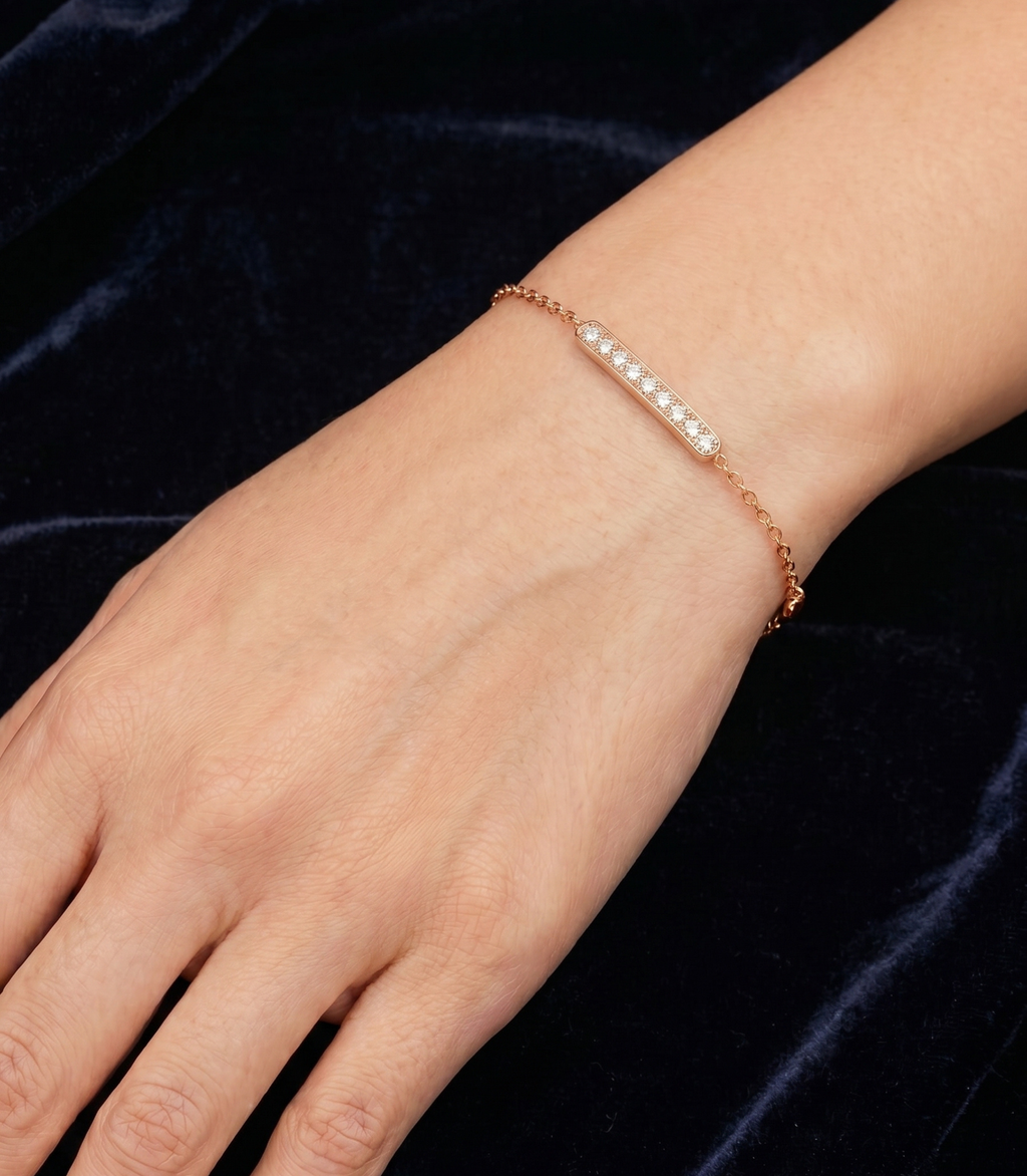 Goldarmband mit Diamanten am Handgelenk