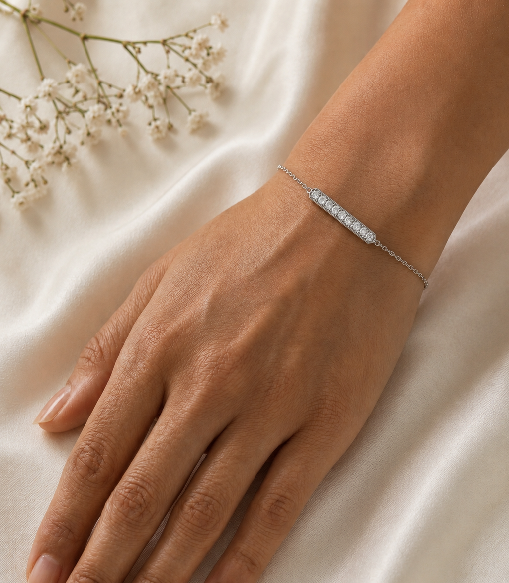 Weißgoldarmband mit Diamanten am Handgelenk