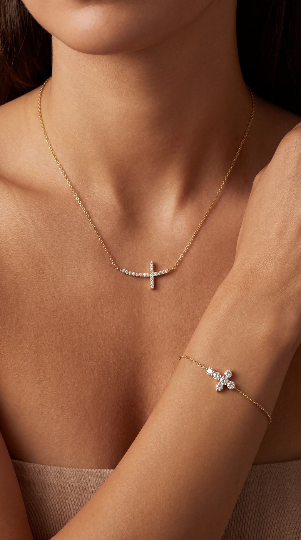 Frau trägt ISA Diamant-Halskette und Armband aus Gold