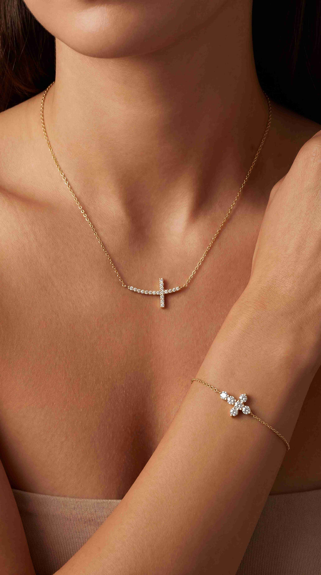 Frau trägt ISA Diamant-Halskette und Armband aus Gold