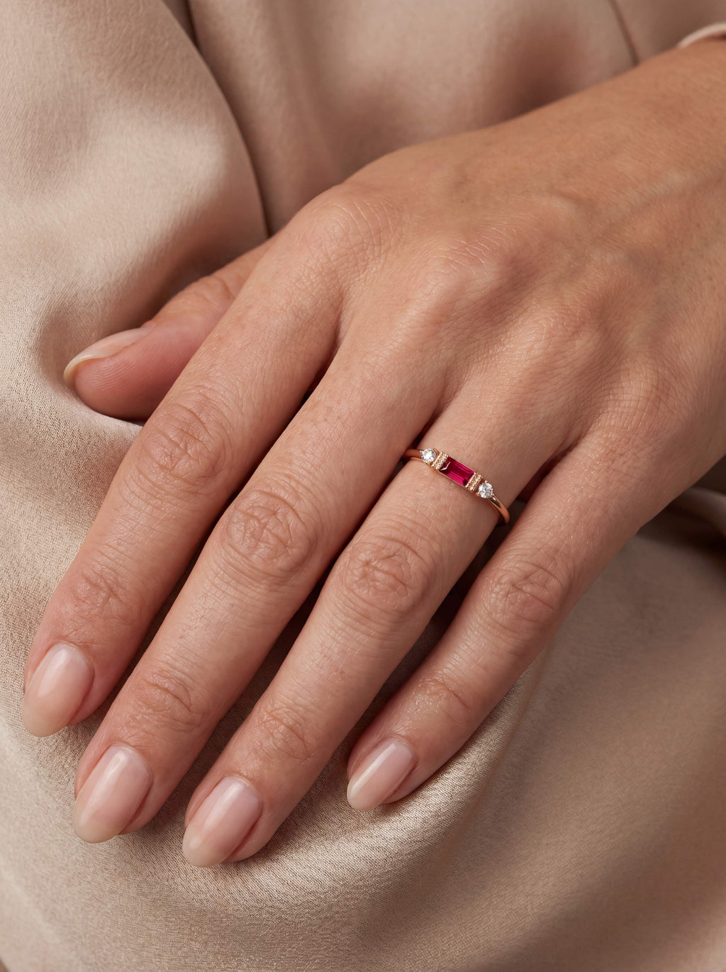 Heliora Rubin-Diamantring aus Roségold getragen elegant