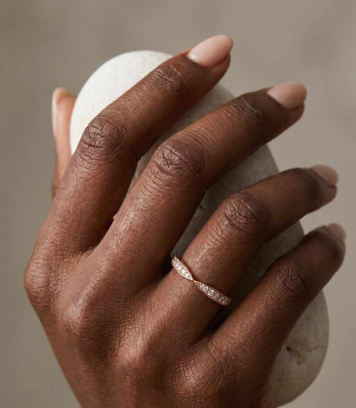 L’Étreinte Diamant-Ehering aus Roségold mit elegantem Design