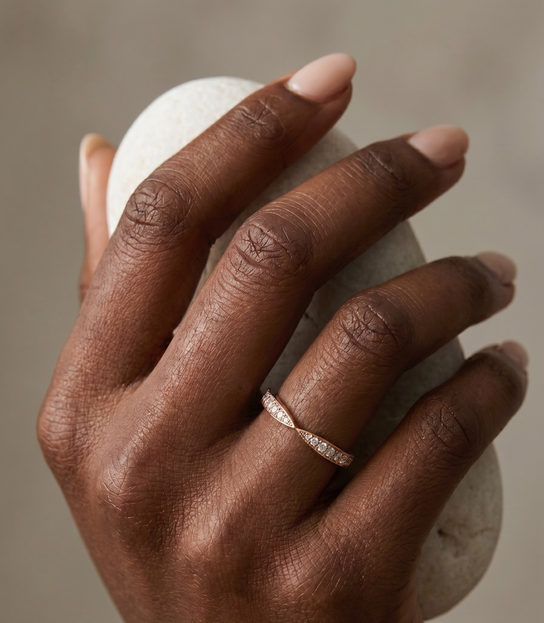 L'Étreinte Wedding Ring