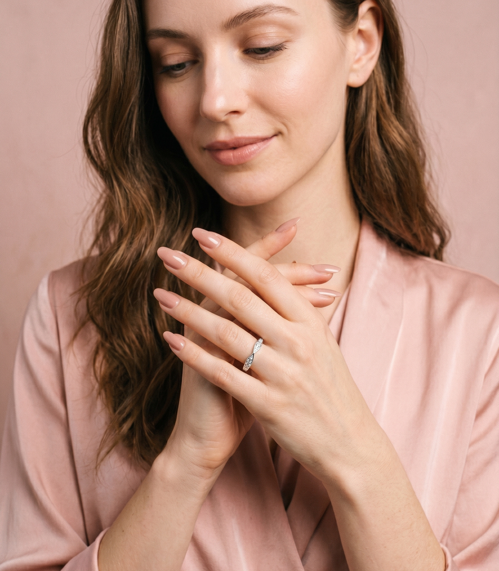 L’Étreinte Diamant-Ehering aus Weißgold mit elegantem Design