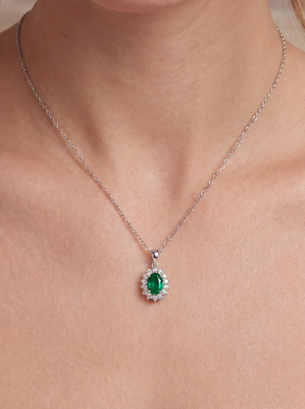 Lucentra Smaragd-Choker aus Weißgold mit elegantem Design