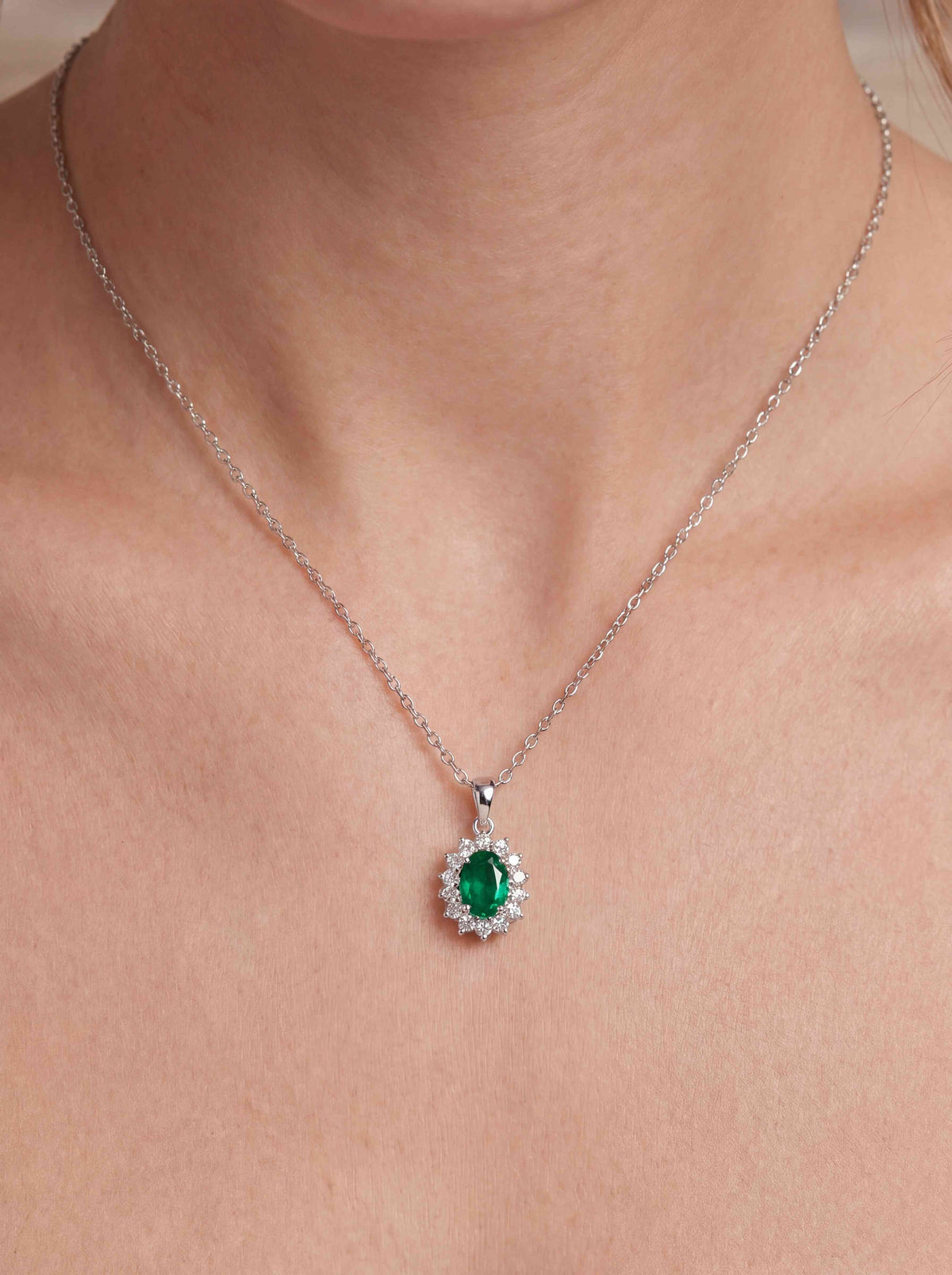 Lucentra Smaragd-Choker aus Weißgold mit elegantem Design