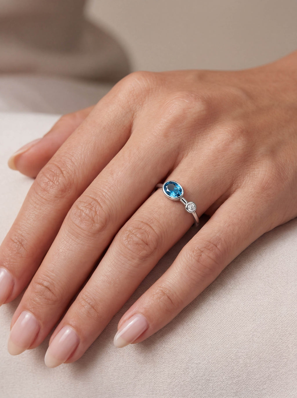 Lunelume Topas-Diamantring aus Weißgold getragen elegant