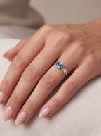 Lunelume Topas-Diamantring aus Weißgold getragen elegant