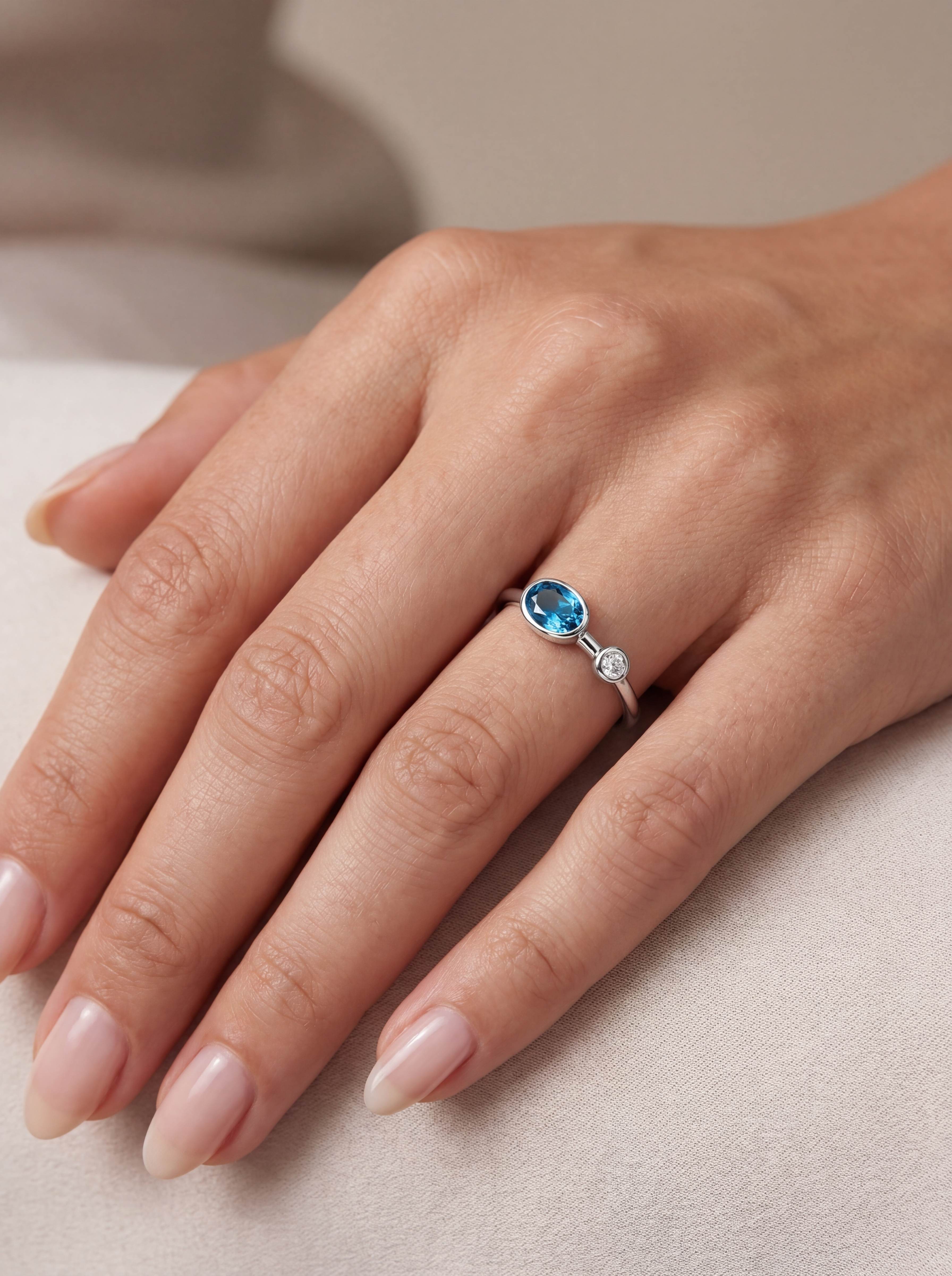 Lunelume Topas-Diamantring aus Weißgold getragen elegant