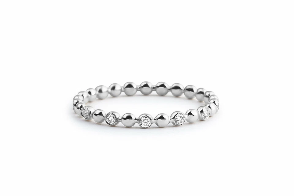 Nacre Diamant-Ring aus Silber mit funkelnden Akzenten