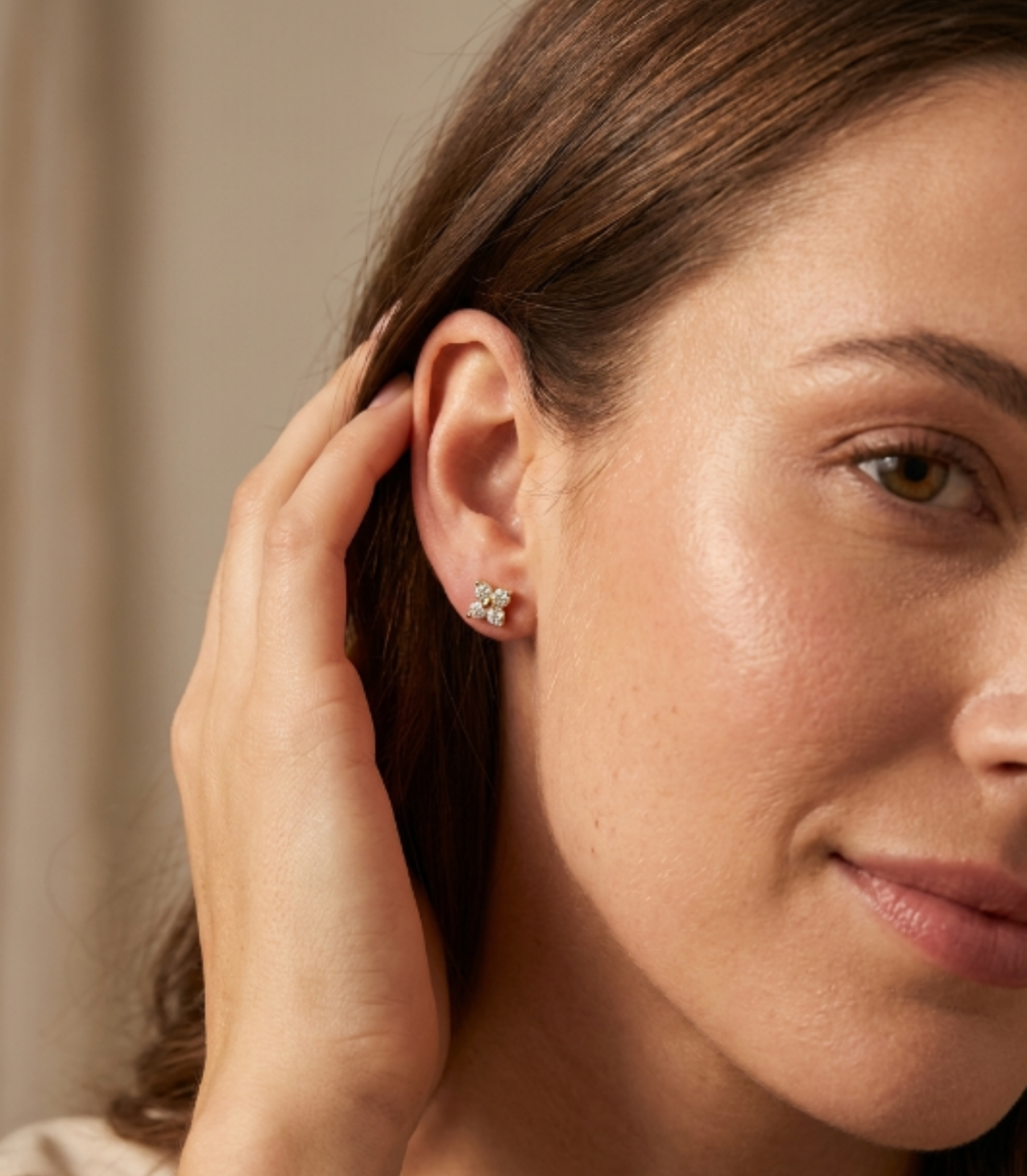 Amaryllia Diamant-Ohrstecker aus Gold mit floralem Design