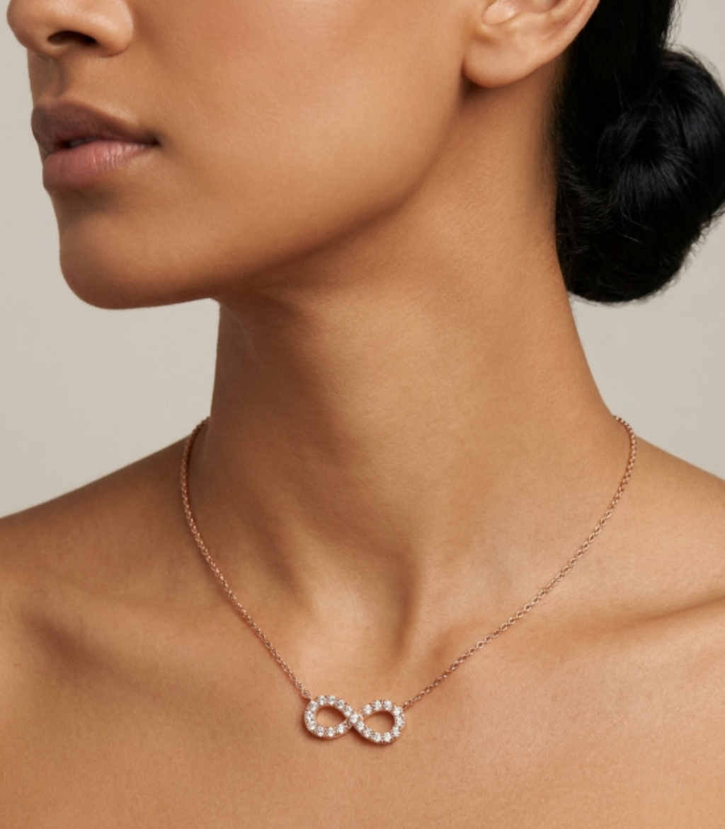 Aperion Diamantkette aus Roségold getragen elegant
