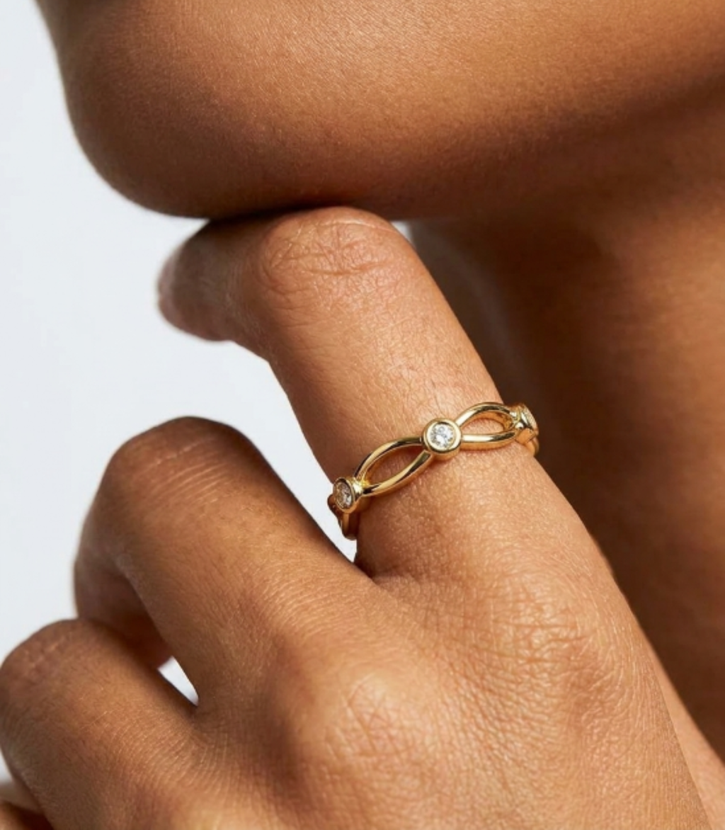 Aura Diamantring aus Gold mit elegantem Design