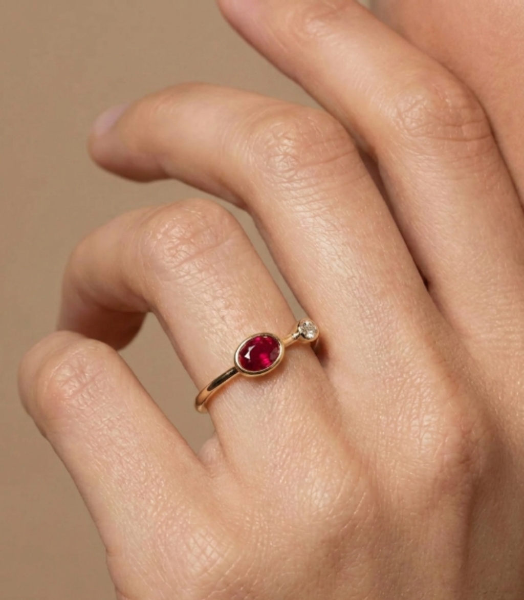 Aurelume Rubin Memory Ring aus Gold mit elegantem Design