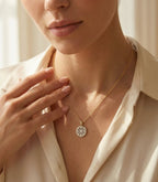 Bellefleur Diamant-Halskette aus Gold mit floralem Anhänger
