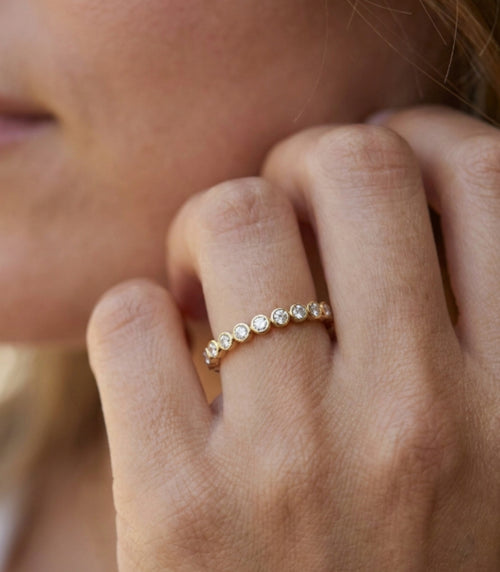 Camellune Diamant-Memory-Ring aus Gold mit funkelnden Akzenten