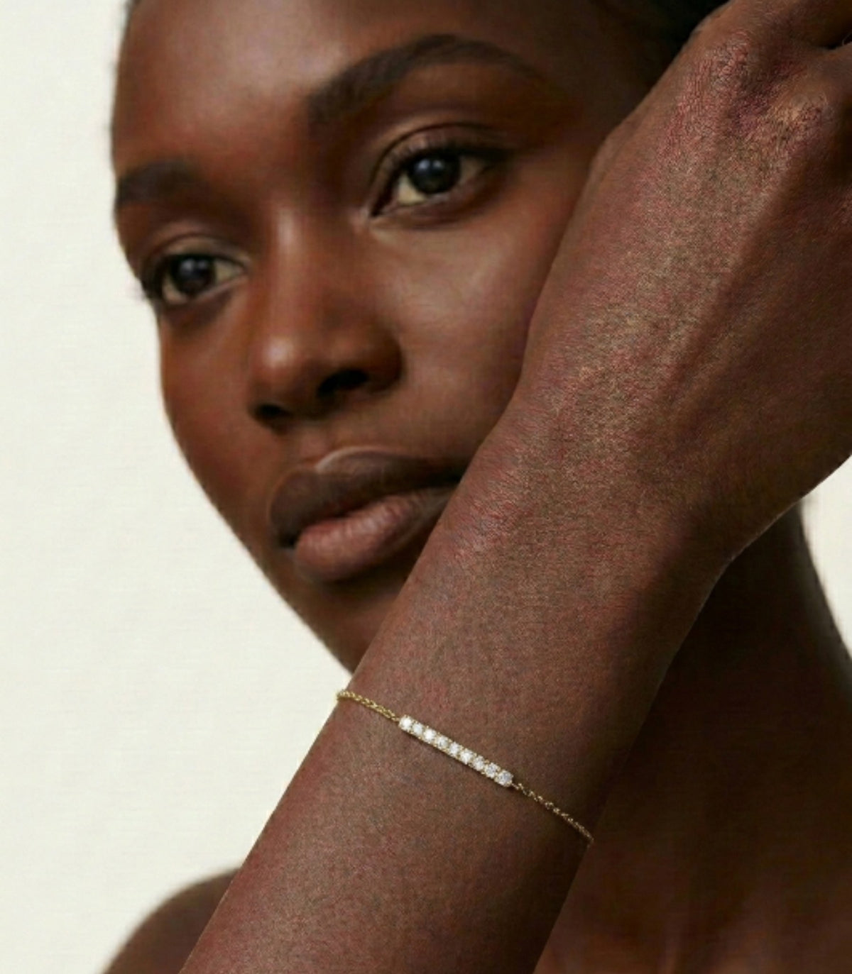 Goldarmband mit Diamanten am Handgelenk