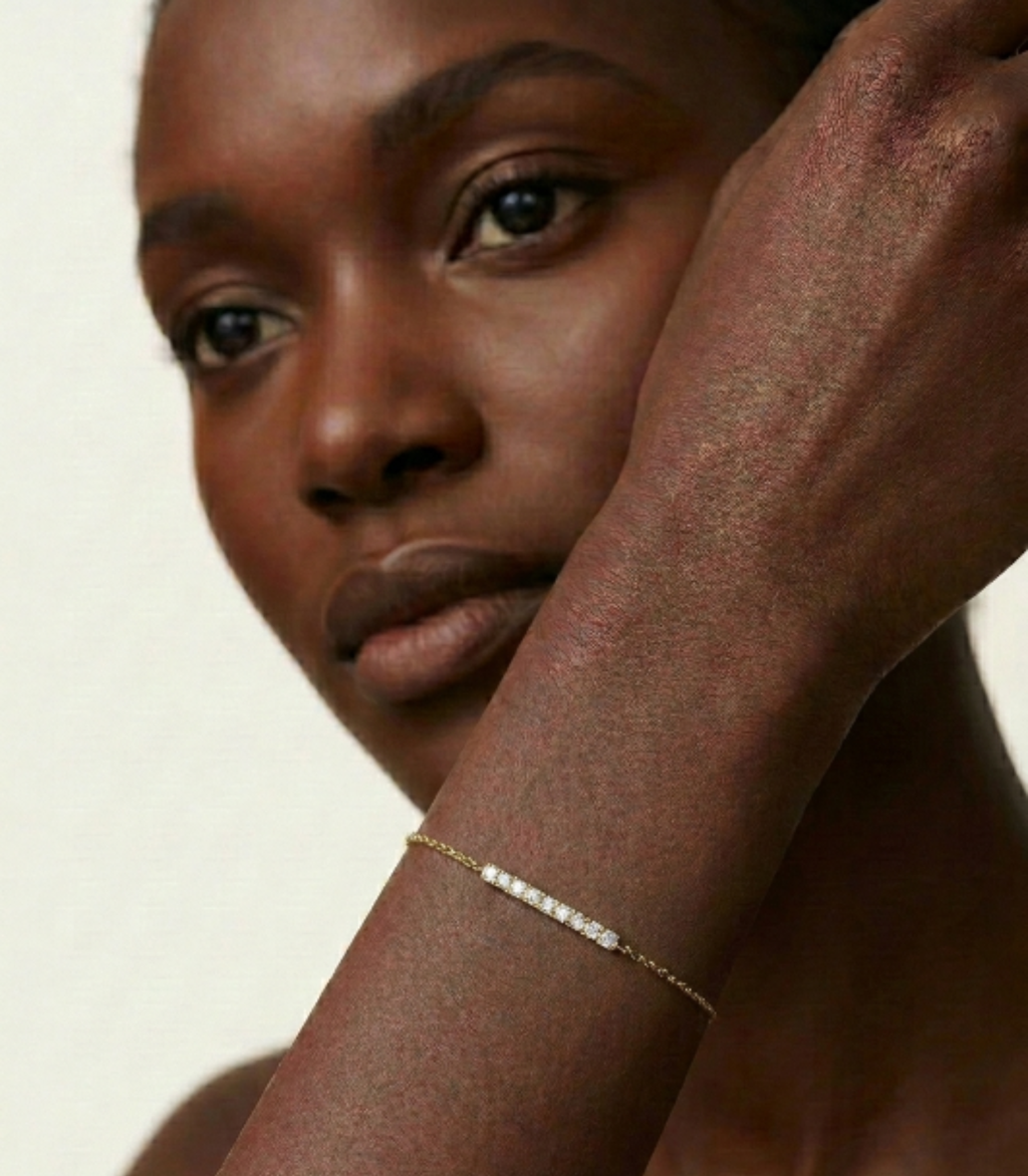 Goldarmband mit Diamanten am Handgelenk