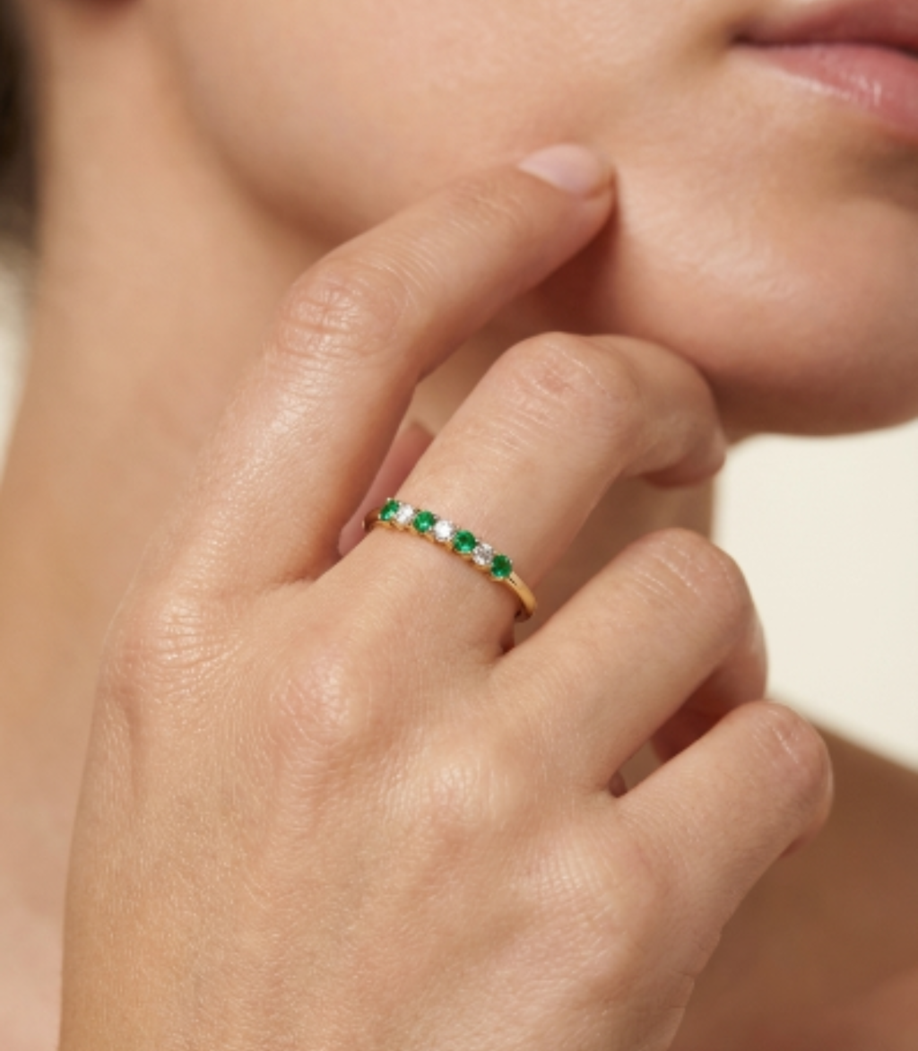 Flarelle Smaragd-Diamantring aus Gold mit elegantem Design