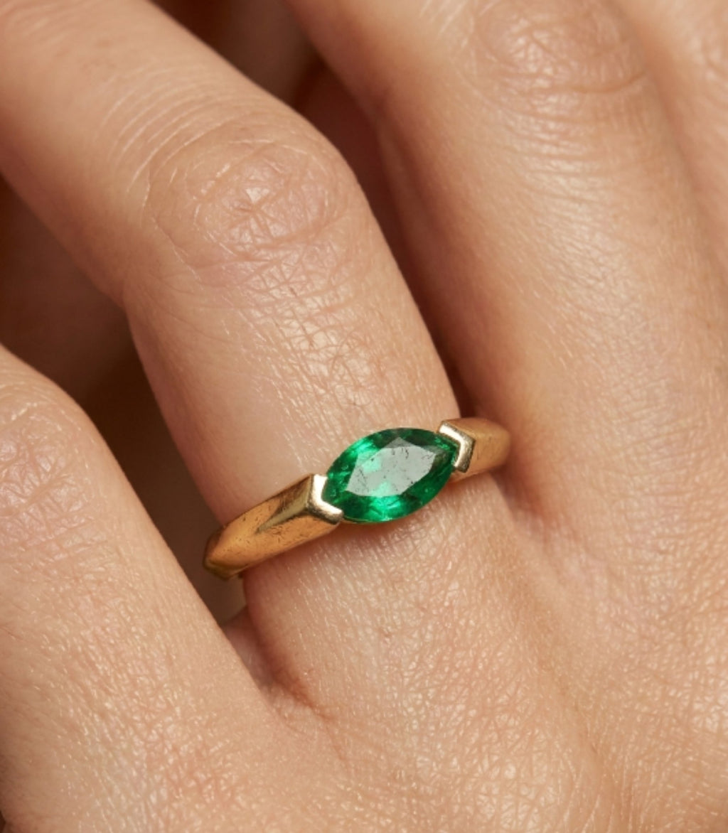 Illustra Smaragd-Diamantring aus Gold mit elegantem Design