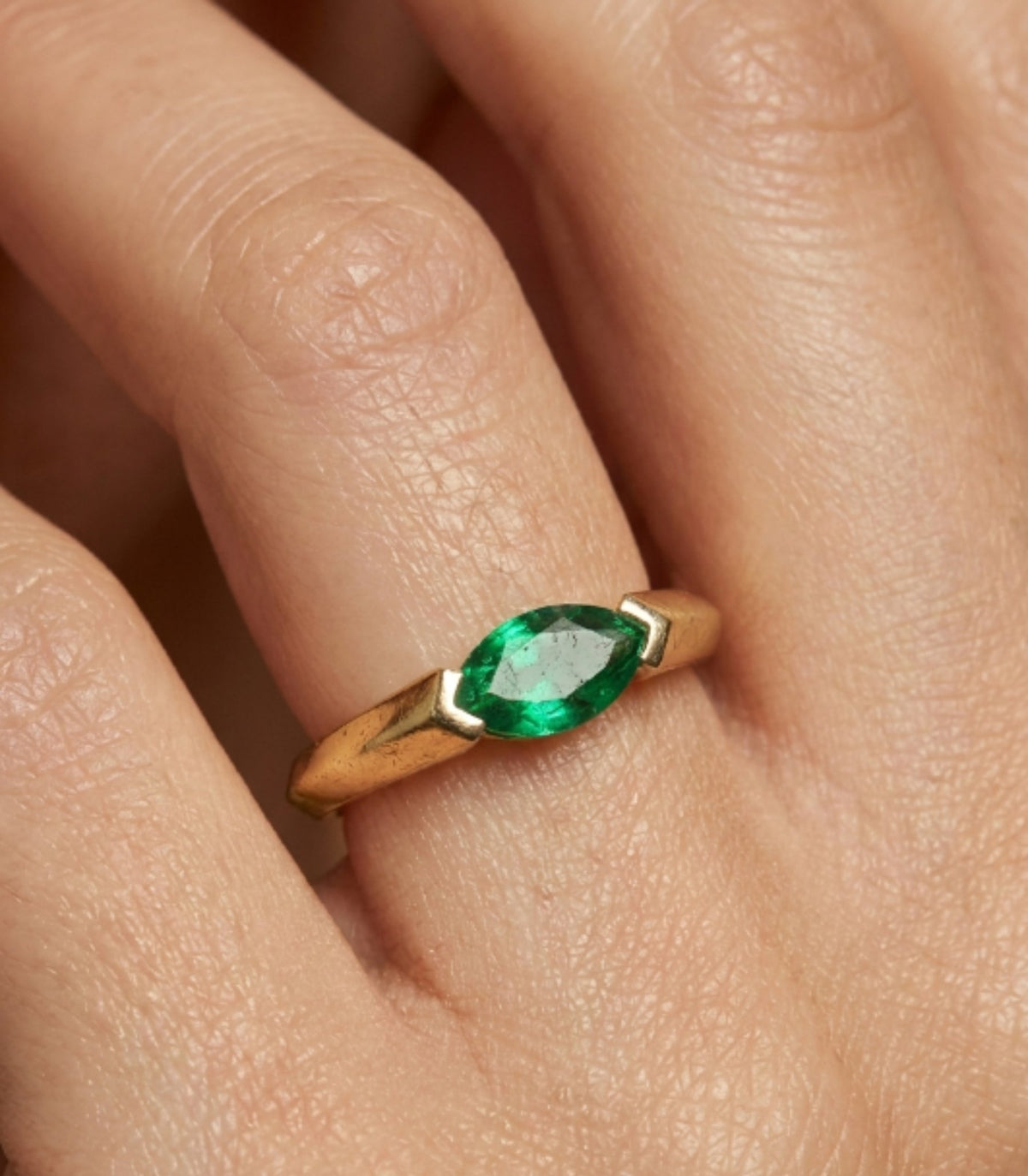Illustra Smaragd-Diamantring aus Gold mit elegantem Design