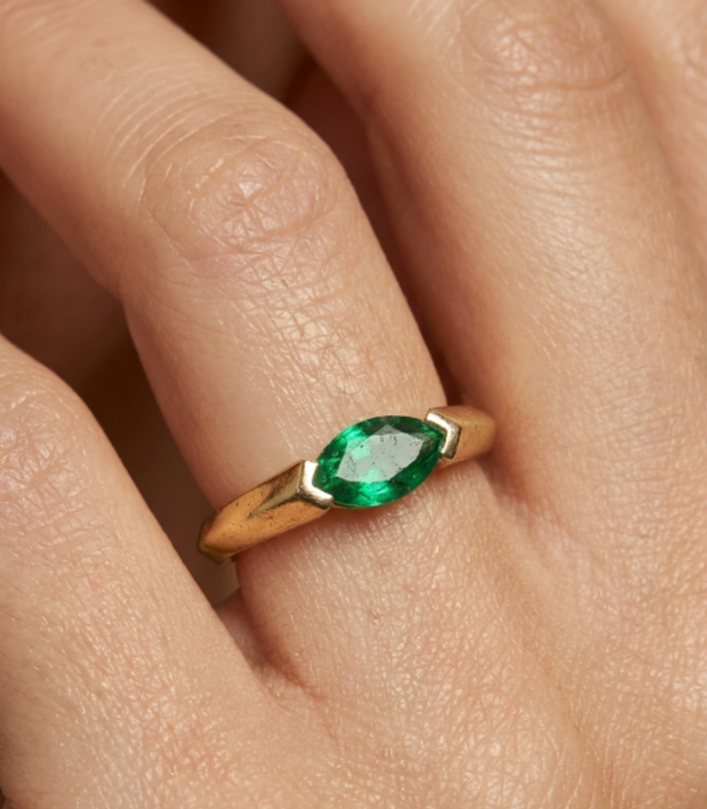 Illustra Smaragd-Diamantring aus Gold mit elegantem Design