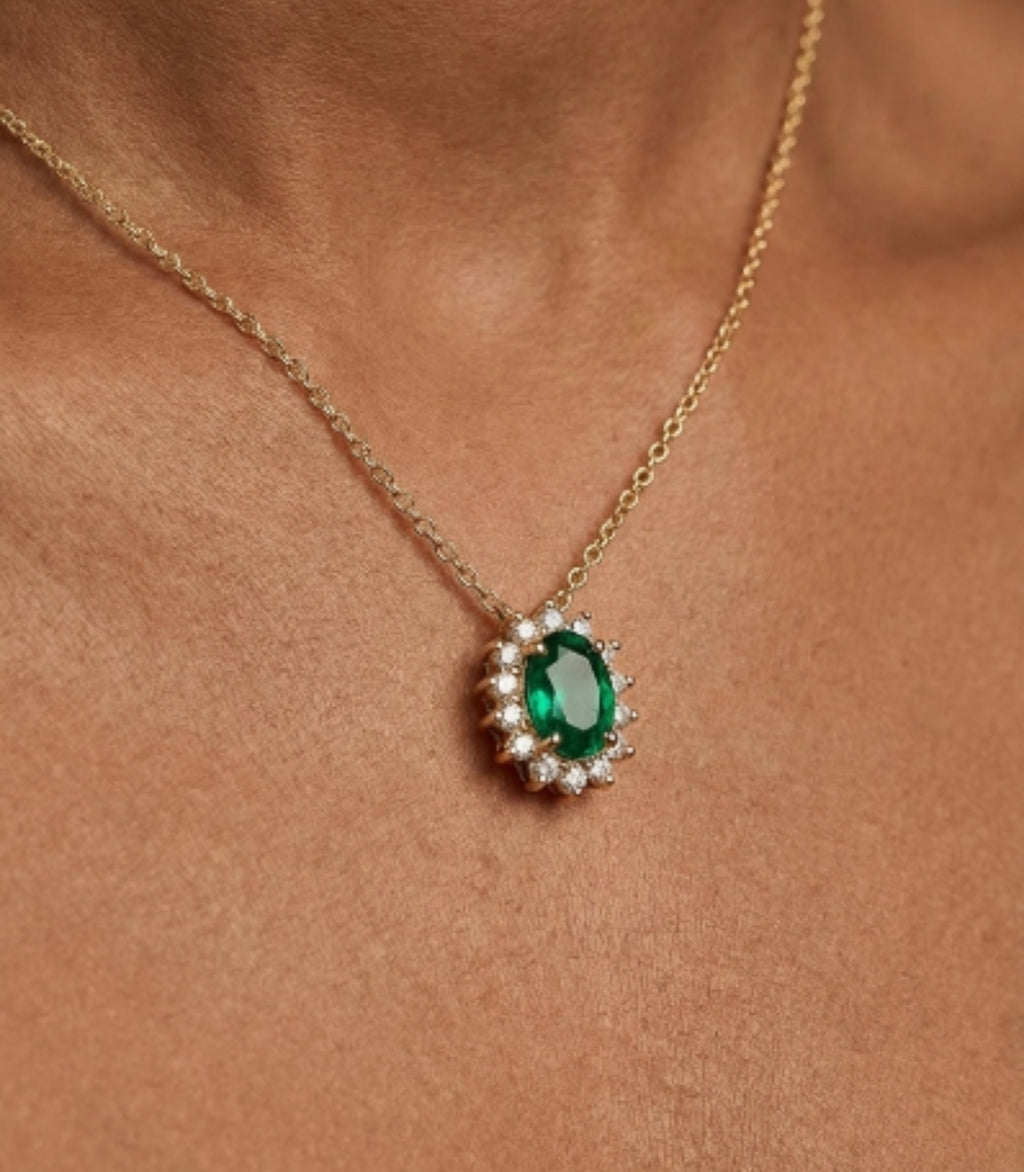 Lucentra Smaragd-Choker aus Gold mit elegantem Design