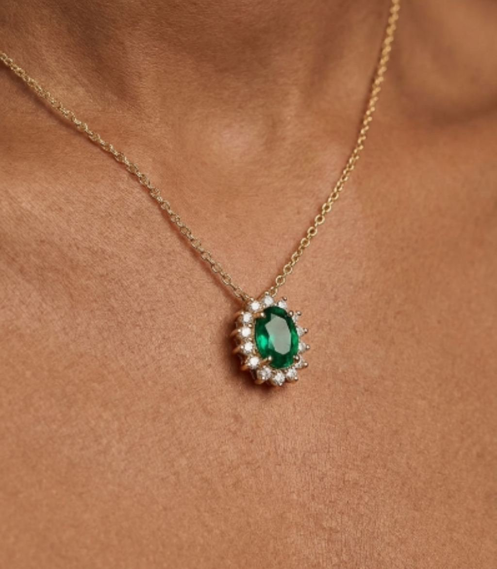 Lucentra Smaragd-Choker aus Gold mit elegantem Design