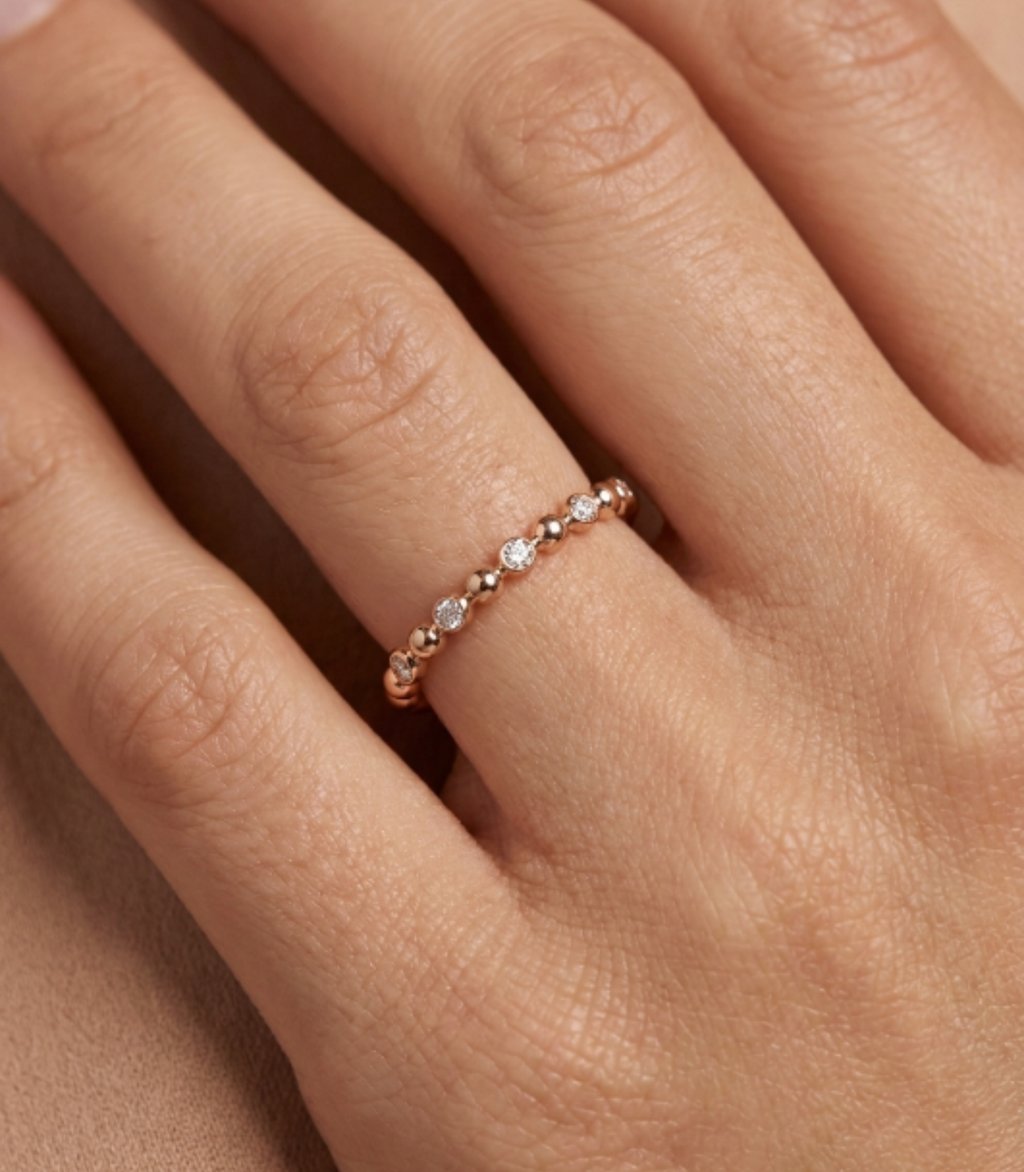 Nacre Diamant-Ring aus Gold mit funkelnden Akzenten