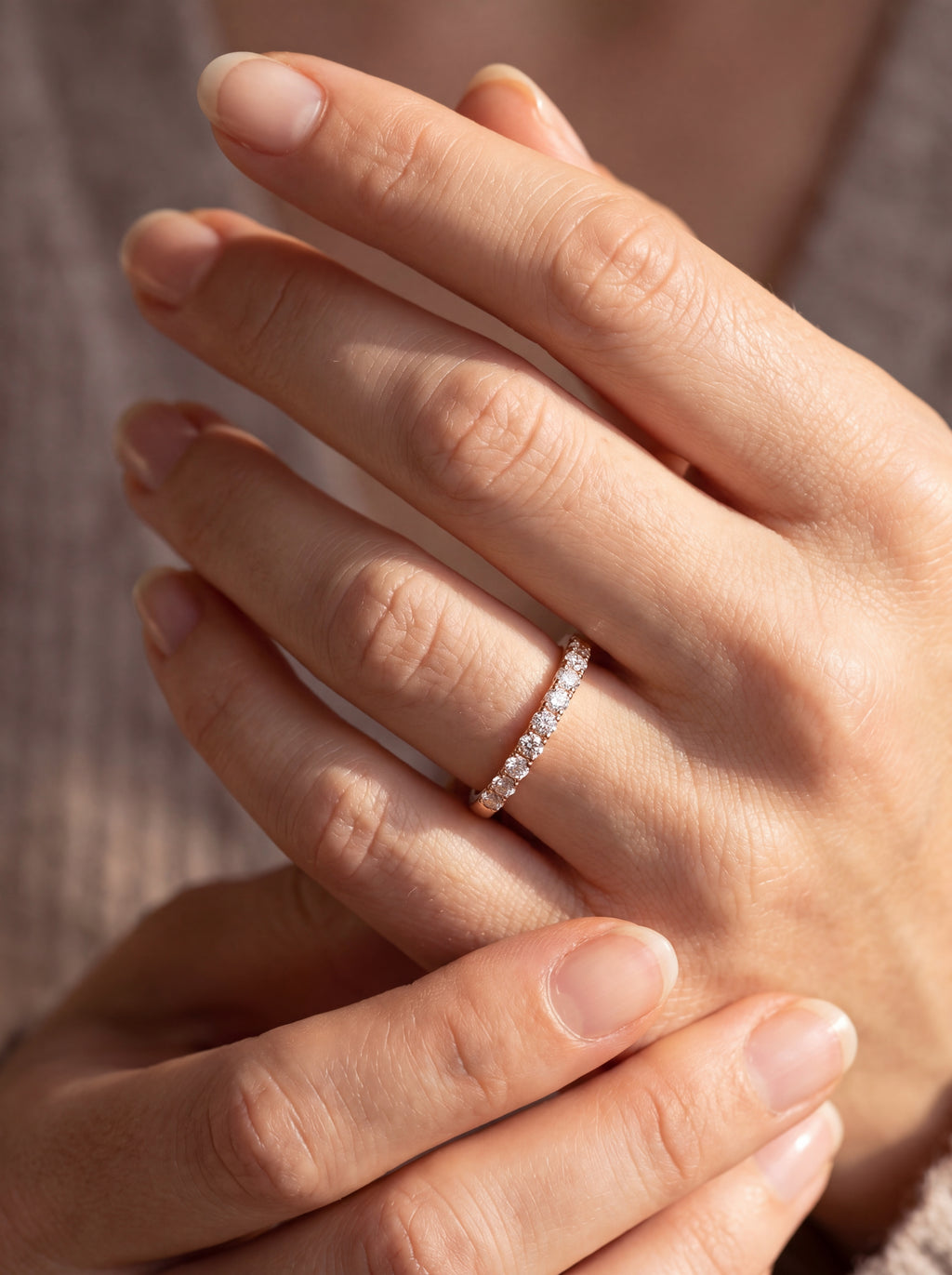 Goldring mit Diamanten am Finger getragen