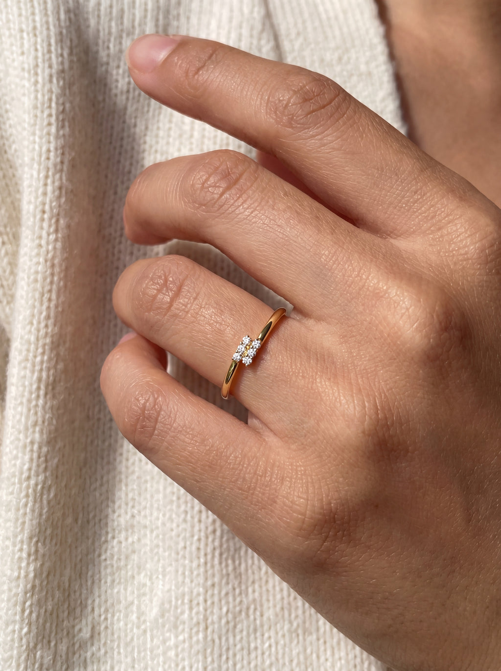 Novae Diamant-Ring aus Gold mit funkelnden Akzenten edel