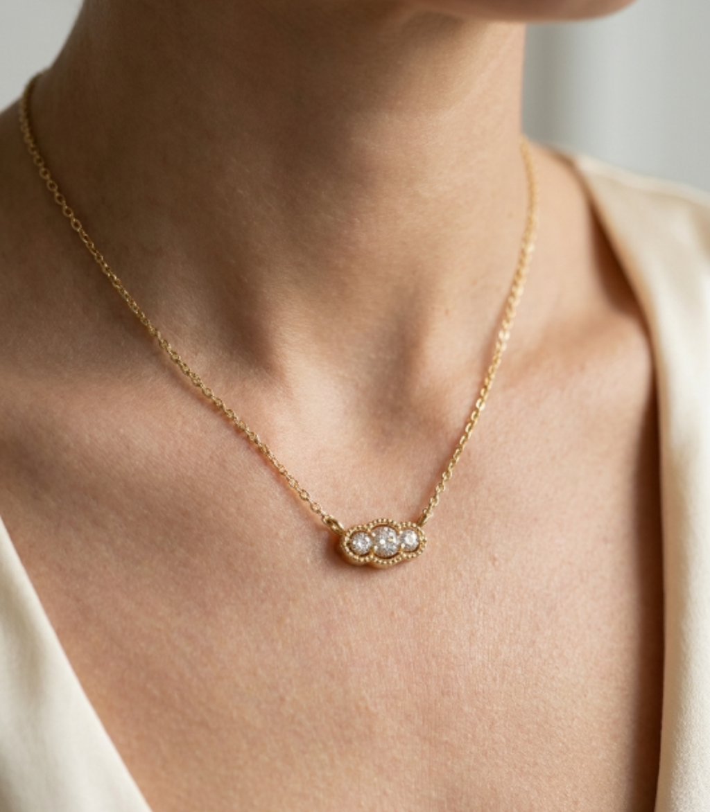 Rosariae Diamant-Halskette aus Gold mit floralem Anhänger