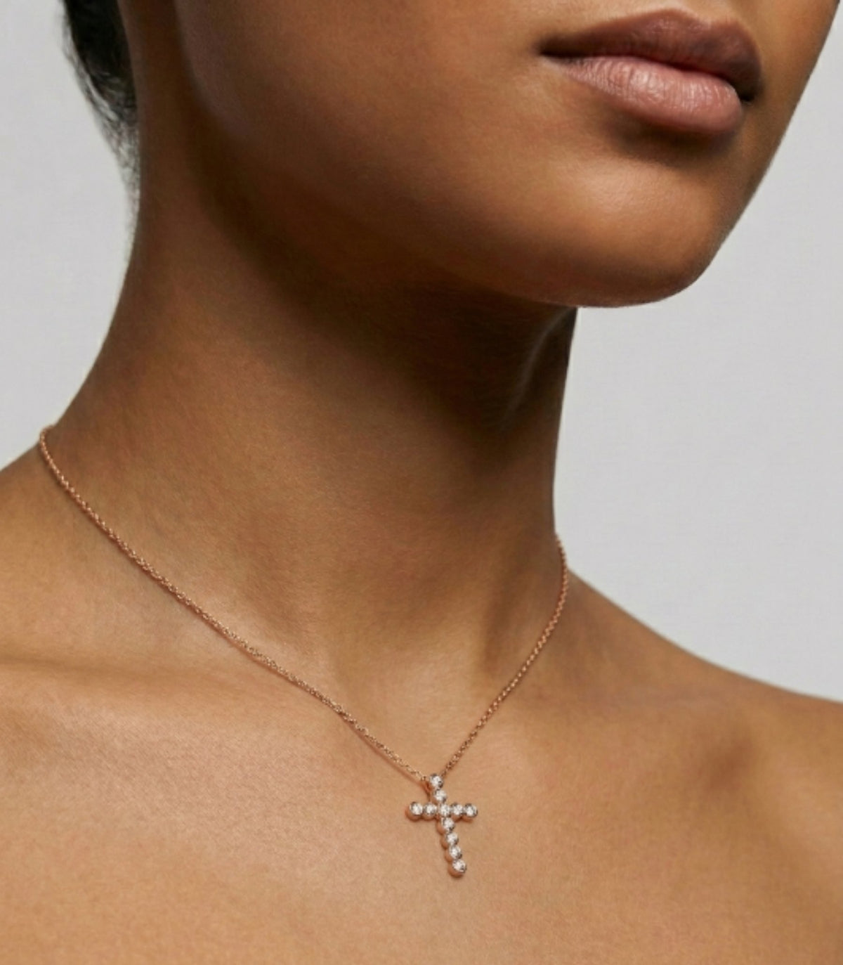 Sacra Diamant-Halskette aus Roségold getragen elegant