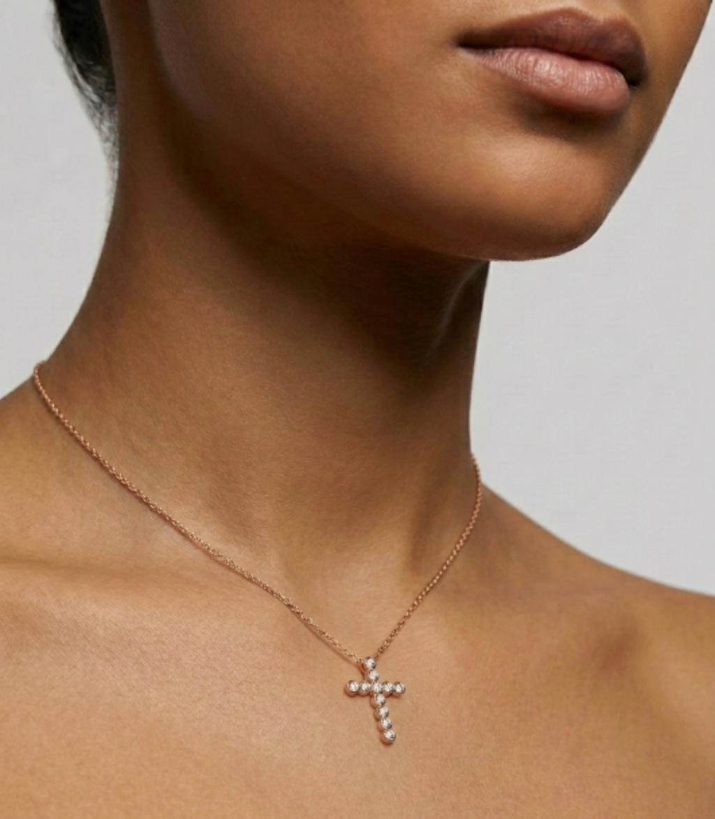 Sacra Diamant-Halskette aus Roségold getragen elegant