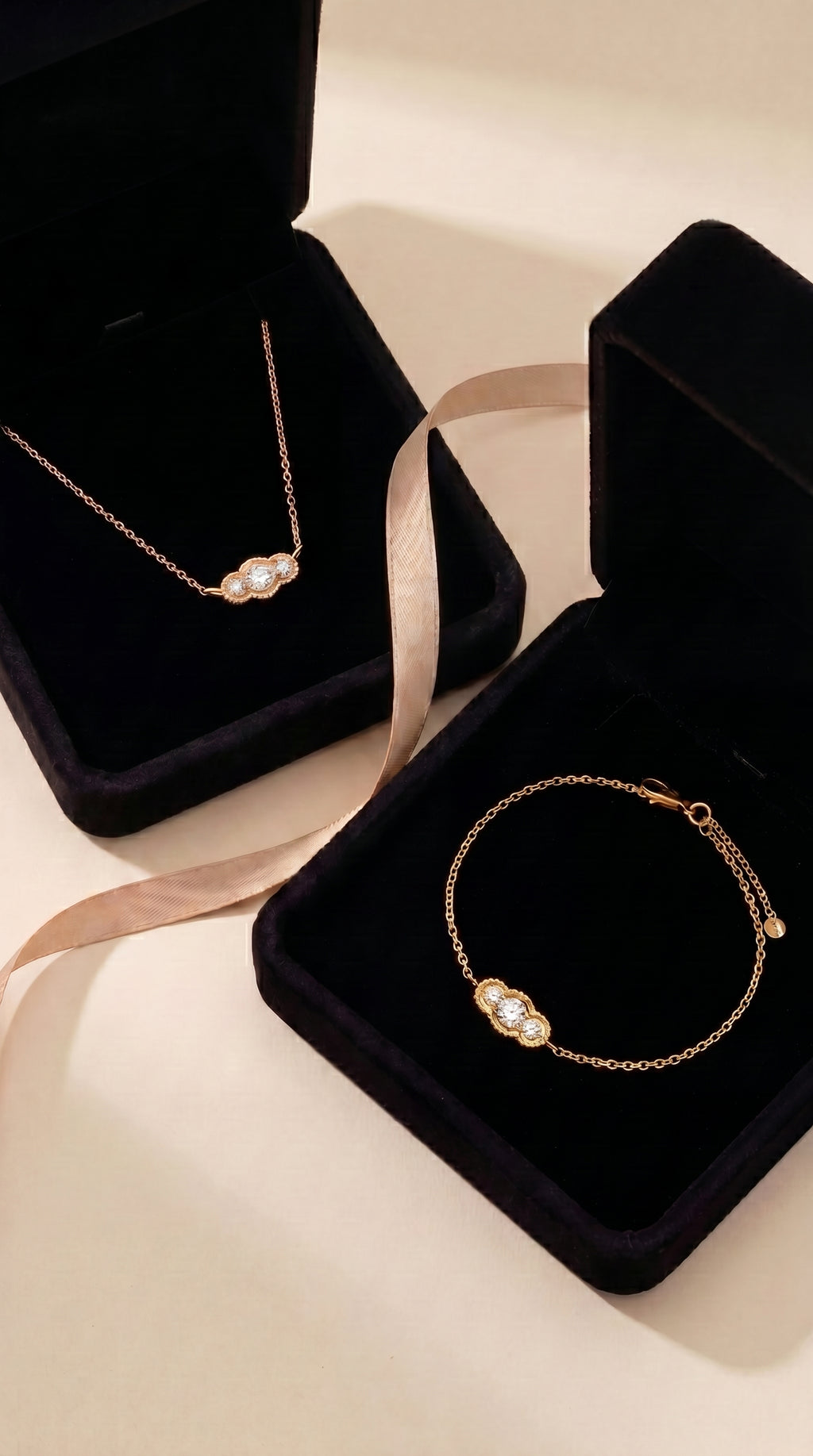 CAMELLIA HARA Schmuckset aus Gelbgold mit Diamanten