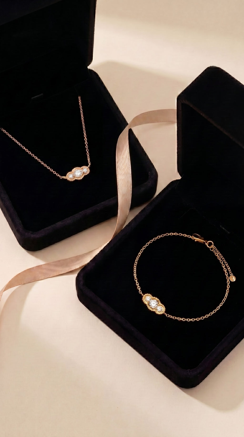 CAMELLIA HARA Schmuckset aus Gelbgold mit Diamanten