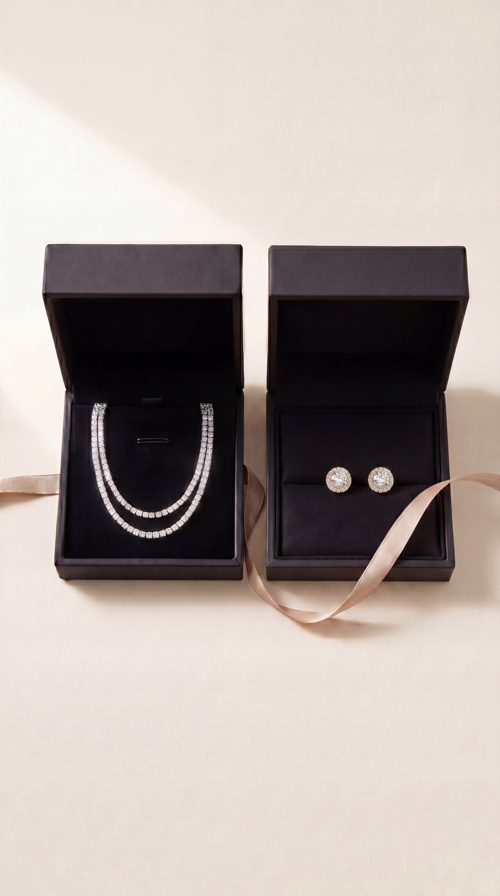 THEIA Schmuckset aus Gelbgold mit Diamanten
