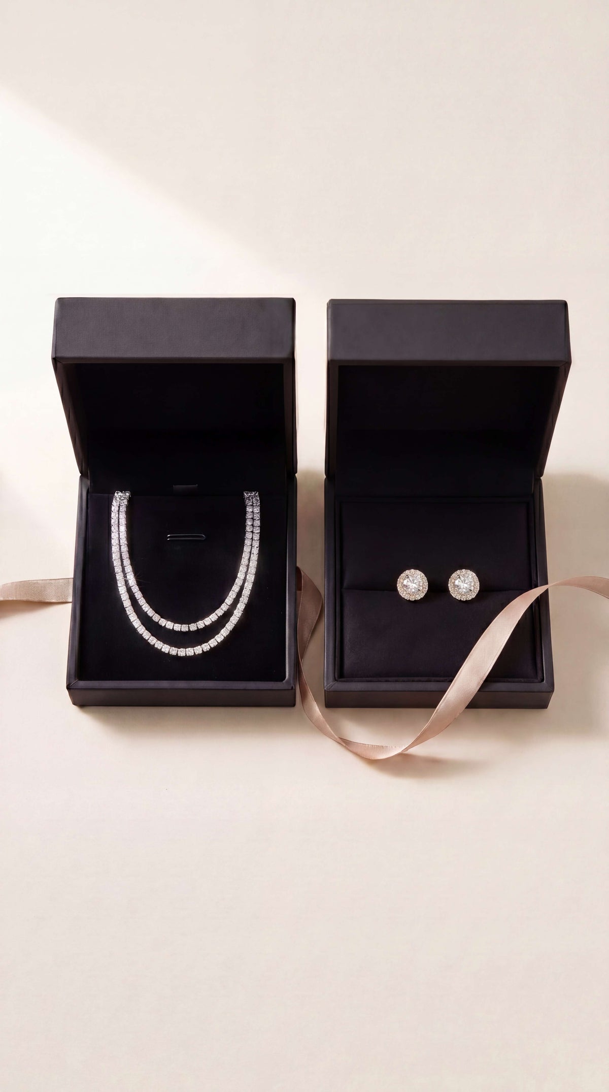 THEIA Schmuckset aus Gelbgold mit Diamanten