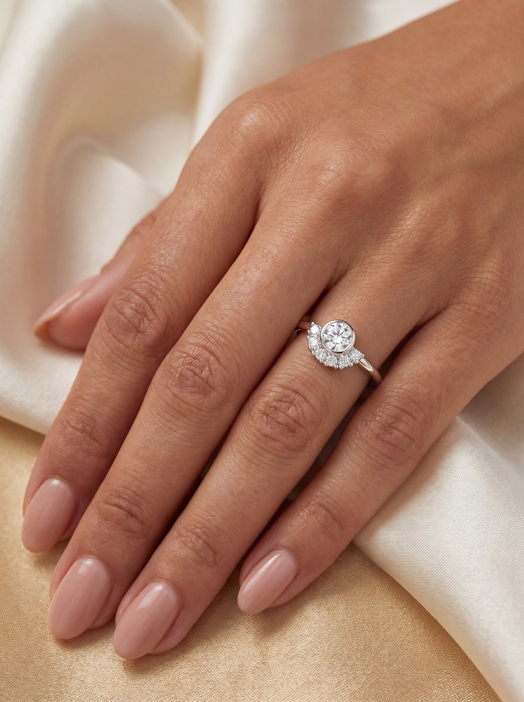 Amorette Diamant-Ring aus Weißgold am Finger getragen elegant