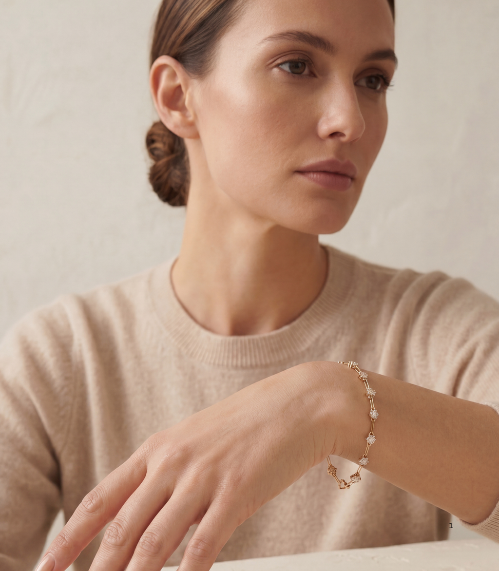 Araceli Diamant-Armband aus Gold am Handgelenk getragen elegant