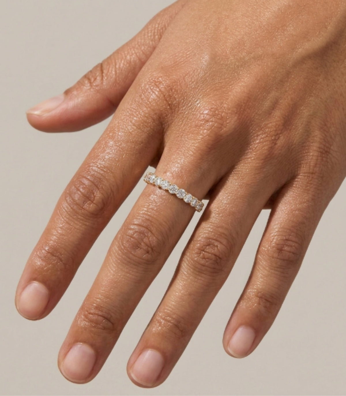 Ardentin Diamantring aus Gold getragen elegant