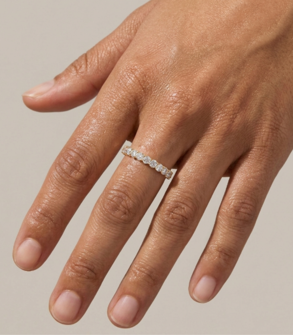 Ardentin Diamantring aus Gold getragen elegant