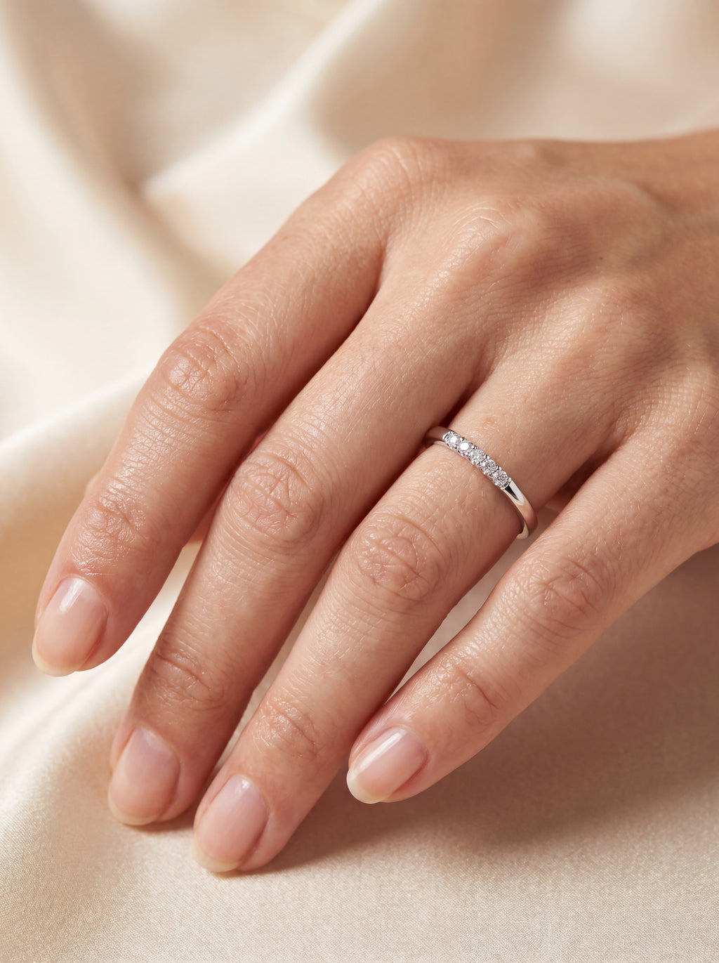 Aria Diamant-Ring aus Weißgold am Finger getragen elegant