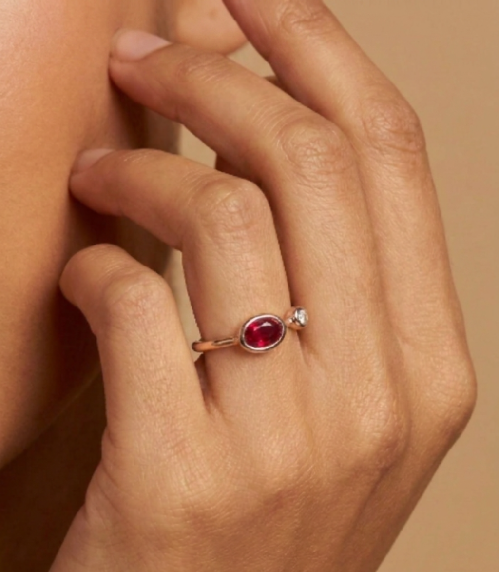 Aurelume Rubin Memory Ring aus Roségold getragen elegant