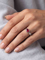 Aurelume Rubin Memory Ring aus Weißgold getragen elegant